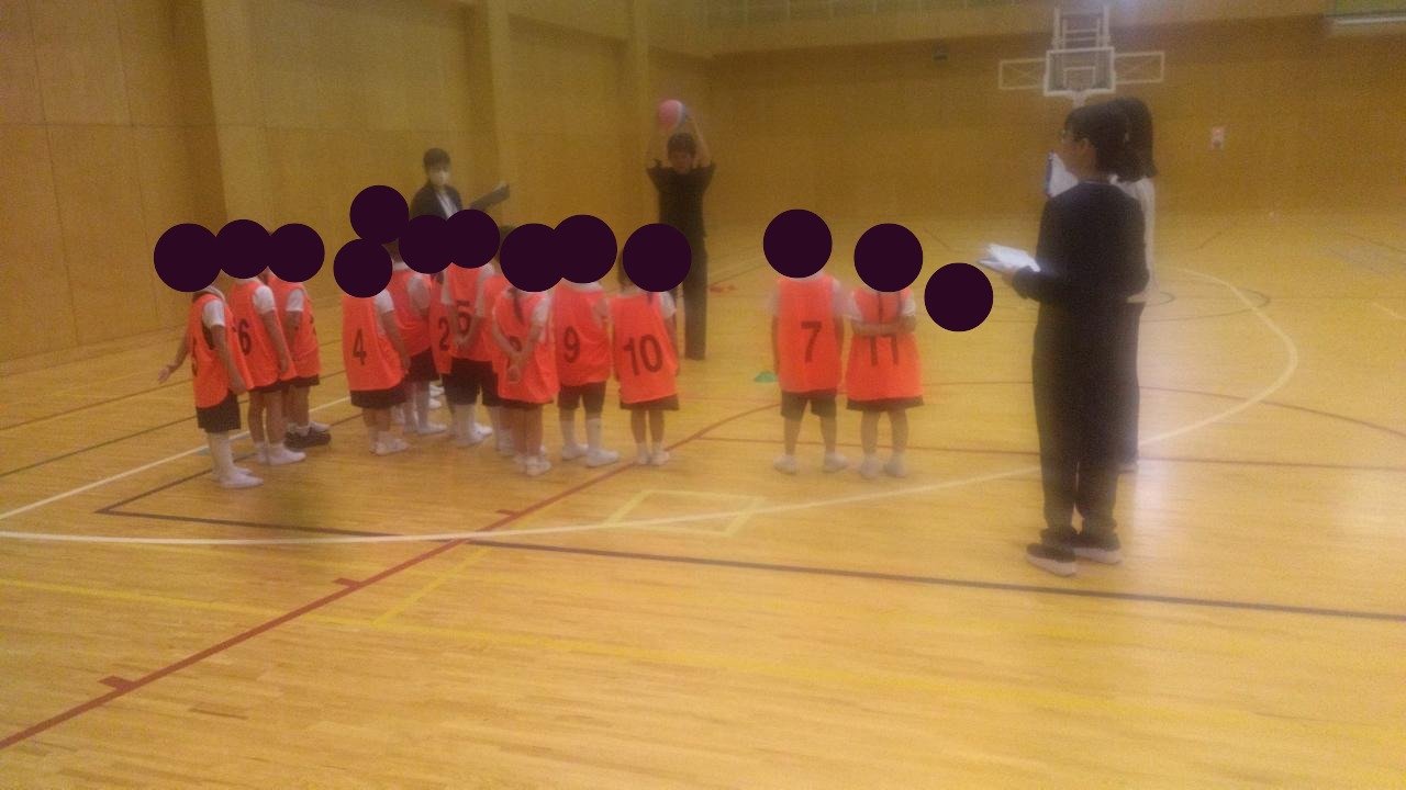 20260705体育館友利先生修正済みオレンジ後ろ姿.JPG